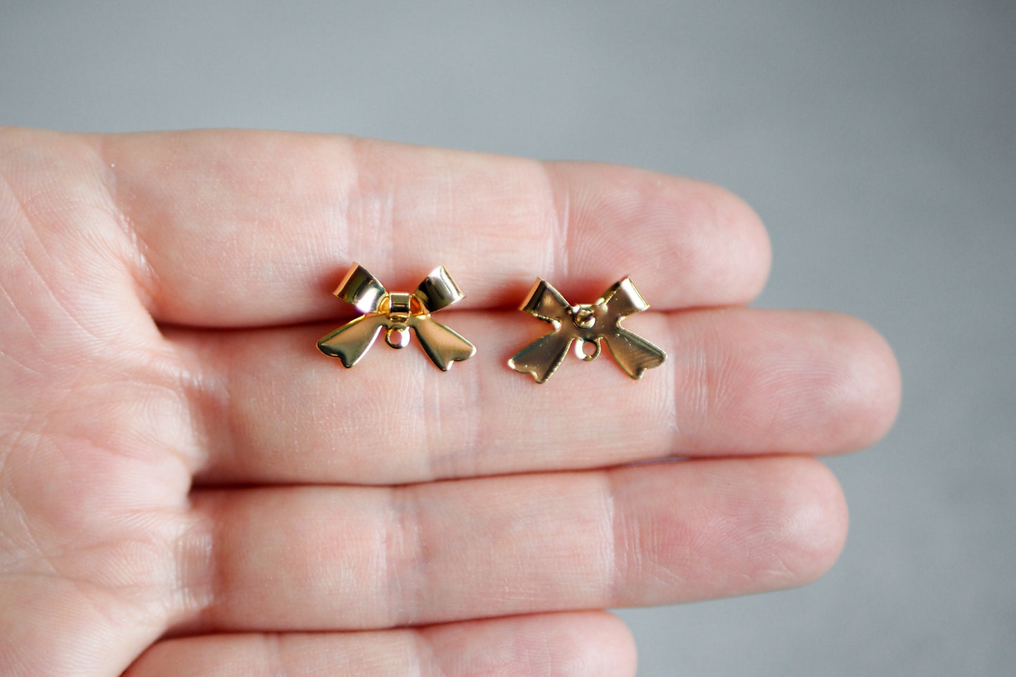 5 Paar Schleifen Ohrstecker aus Messing 18 Karat echt vergoldet, 10mm x 15mm, schmale Schleife Weihnachten Band, Schmuckzubehör Gold
