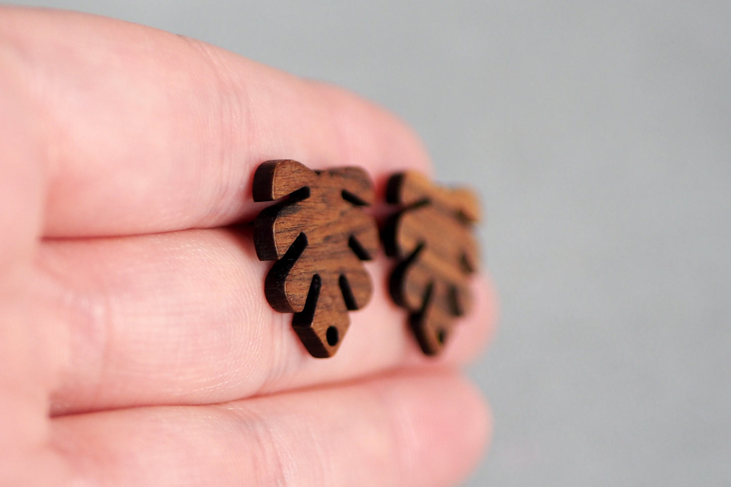 10x Holz Ohrstecker in Blattform 20mm, Monstera Fensterblatt, Schmuckzubehör für DIY Schmuck, Walnuss Holz Ohrringe Ohrschmuck