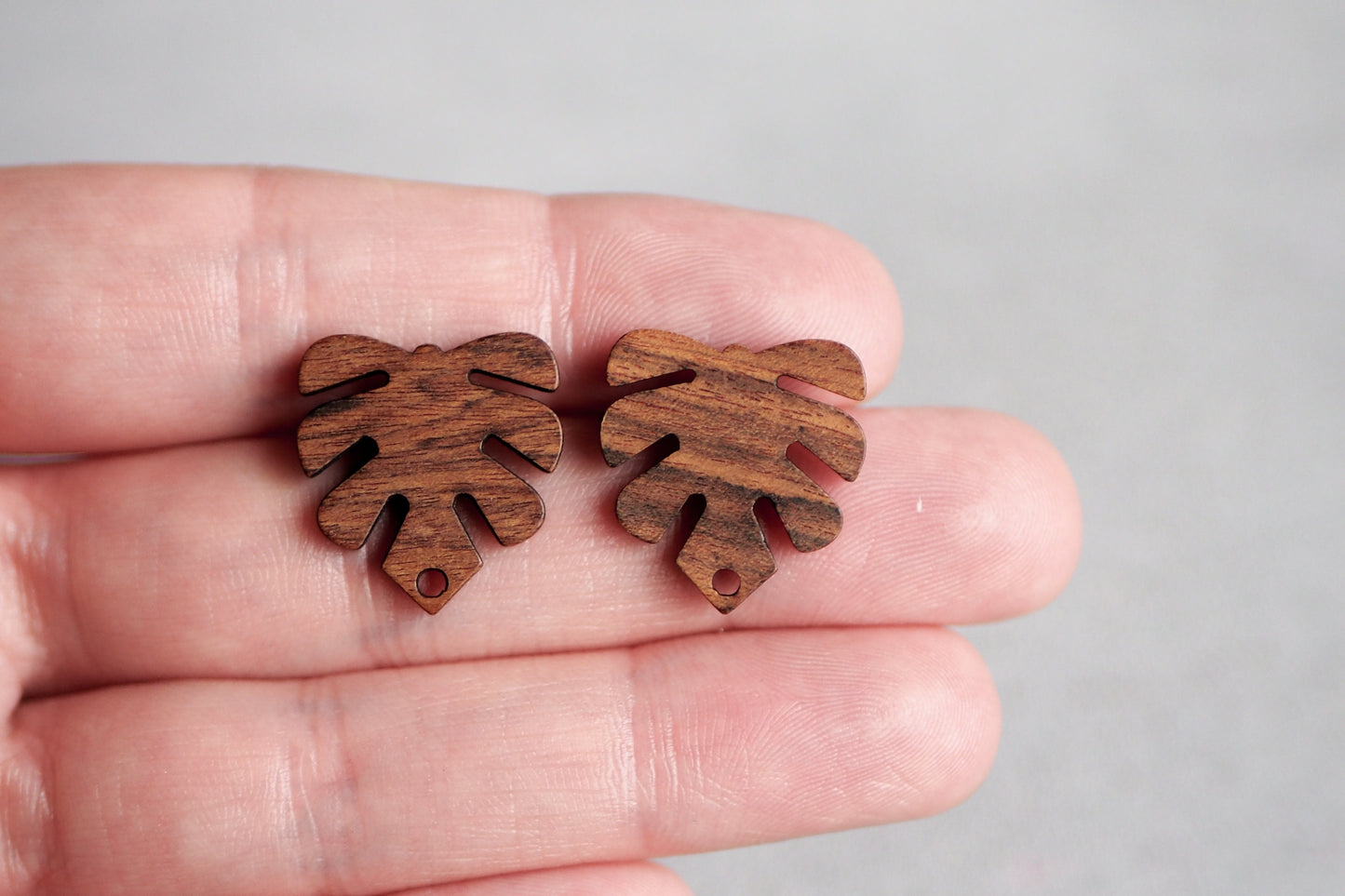 10x Holz Ohrstecker in Blattform 20mm, Monstera Fensterblatt, Schmuckzubehör für DIY Schmuck, Walnuss Holz Ohrringe Ohrschmuck