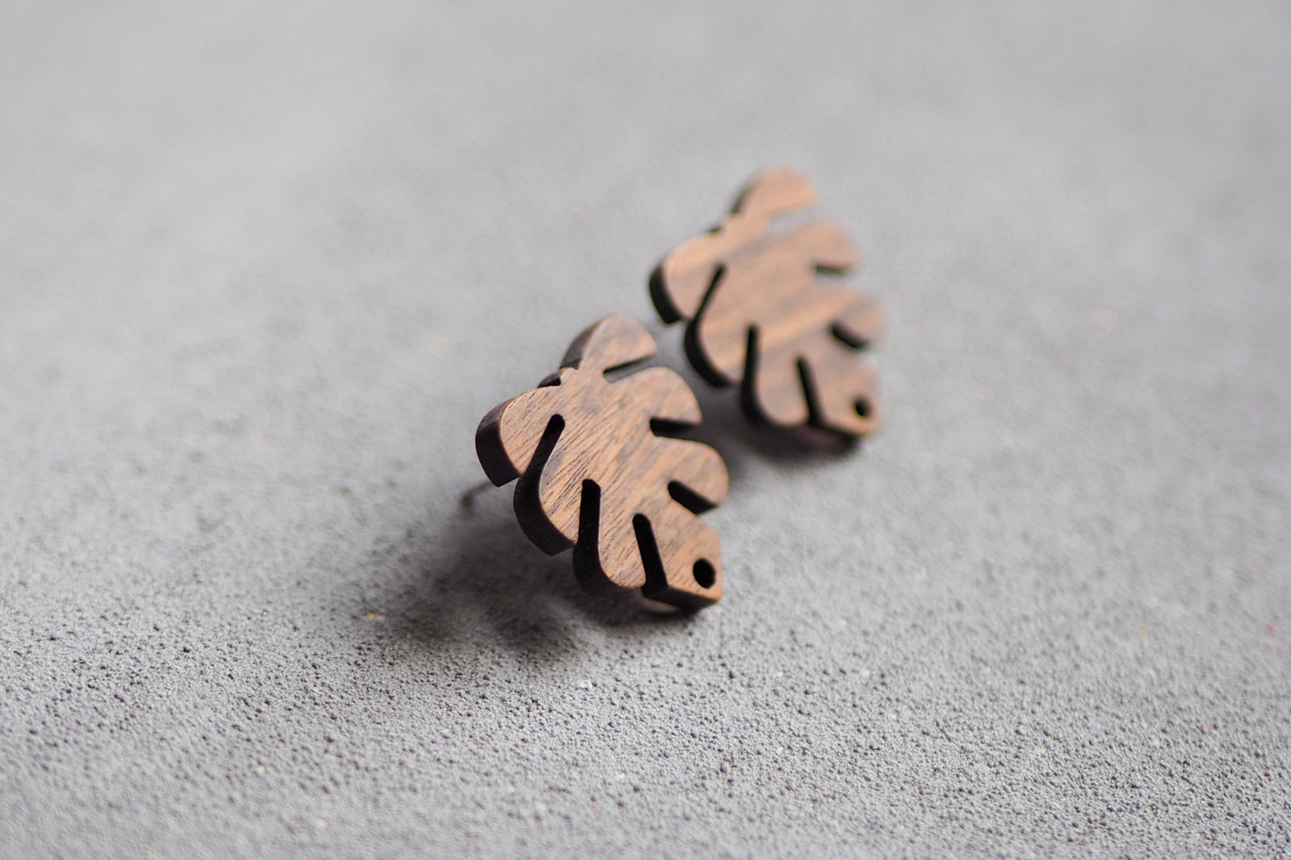10x Holz Ohrstecker in Blattform 20mm, Monstera Fensterblatt, Schmuckzubehör für DIY Schmuck, Walnuss Holz Ohrringe Ohrschmuck