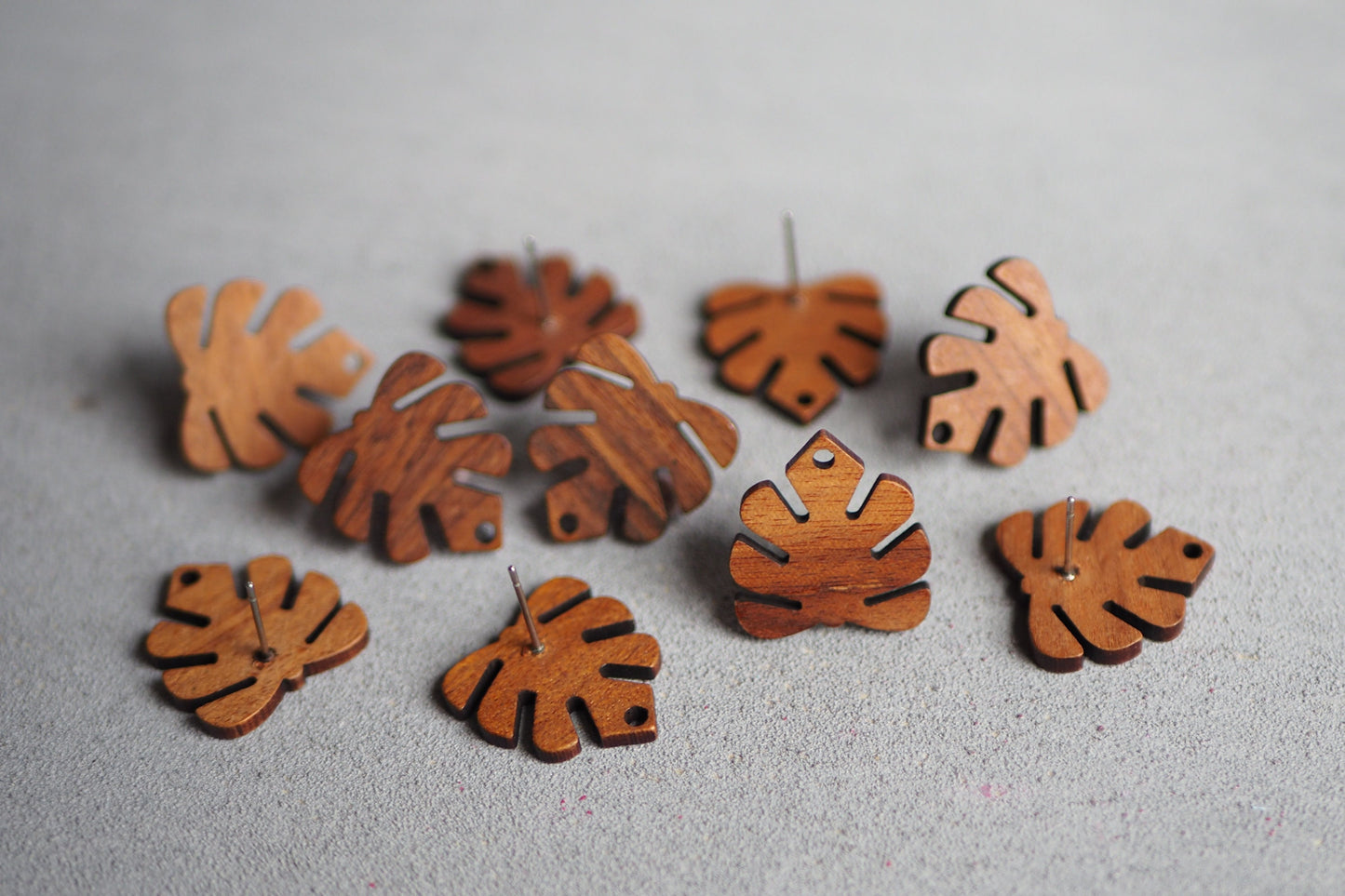 10x Holz Ohrstecker in Blattform 20mm, Monstera Fensterblatt, Schmuckzubehör für DIY Schmuck, Walnuss Holz Ohrringe Ohrschmuck