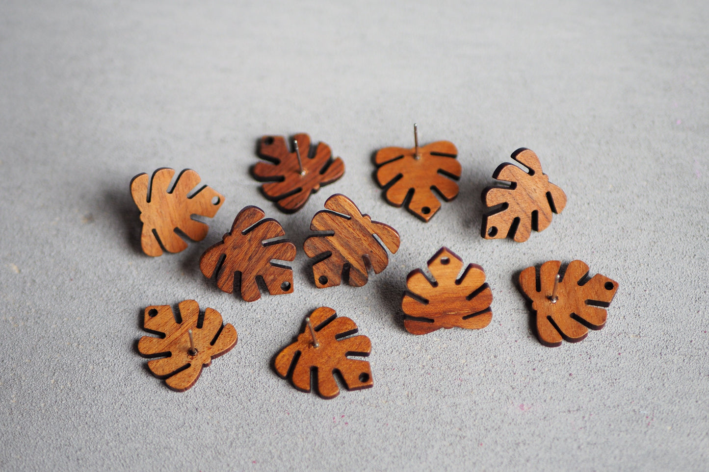 10x Holz Ohrstecker in Blattform 20mm, Monstera Fensterblatt, Schmuckzubehör für DIY Schmuck, Walnuss Holz Ohrringe Ohrschmuck