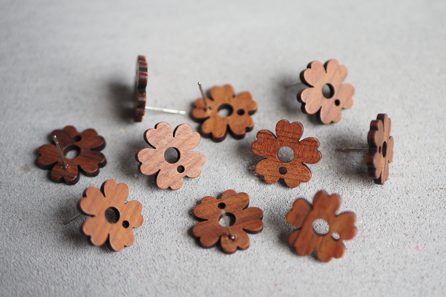 10x Holz Blumen Ohrstecker, 18mm, Blumenform Blume Blüte, Schmuckzubehör für DIY Schmuck, Walnuss Holz Ohrringe Ohrschmuck