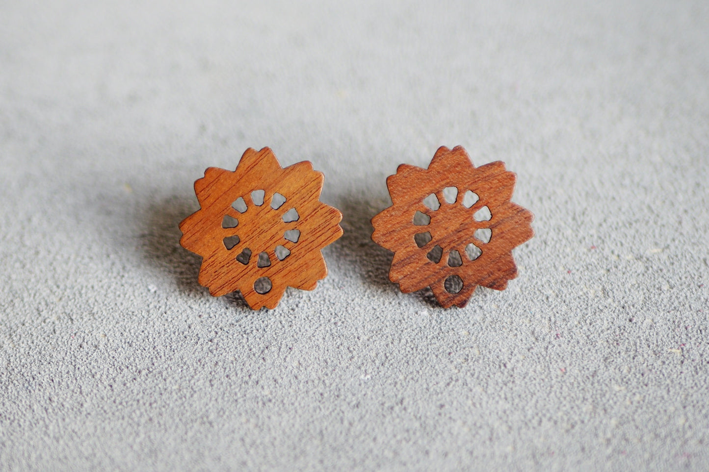 10x Holz Ohrstecker in Blütenform, 17,5mm, Blumenform Blume Blüte, Schmuckzubehör für DIY Schmuck, Walnuss Holz Ohrringe Ohrschmuck