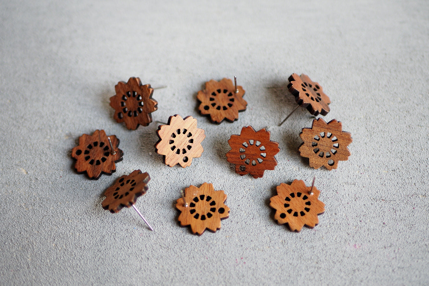 10x Holz Ohrstecker in Blütenform, 17,5mm, Blumenform Blume Blüte, Schmuckzubehör für DIY Schmuck, Walnuss Holz Ohrringe Ohrschmuck