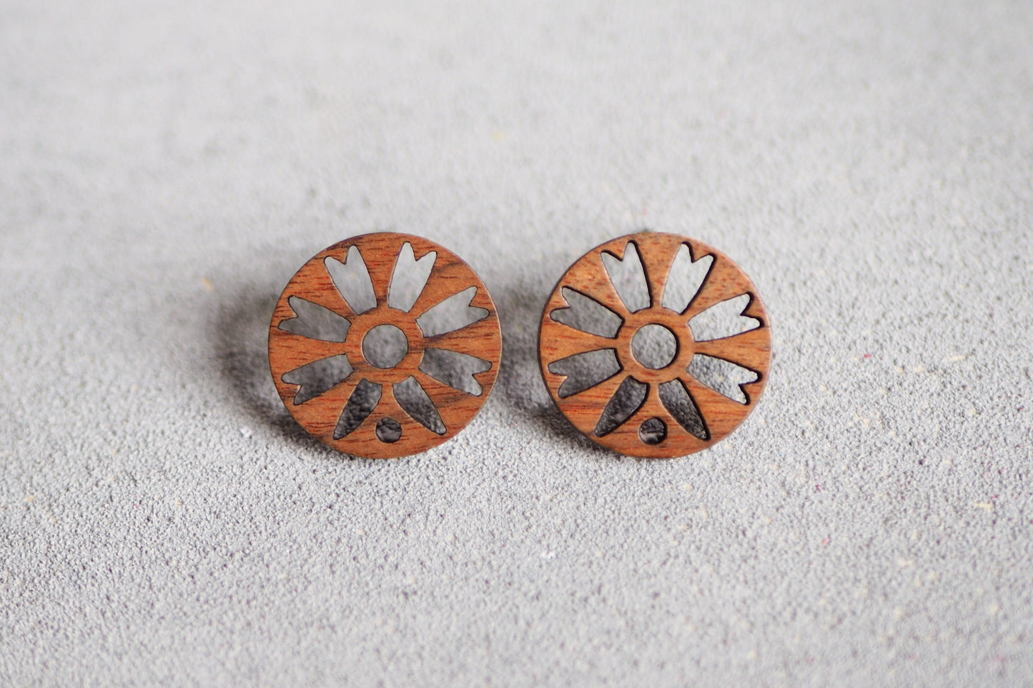 10x Holz Ohrstecker kreisförmige Blume, 17,5mm, Blumenform Blumen Blüte, Schmuckzubehör für DIY Schmuck, Walnuss Holz Ohrringe Ohrschmuck