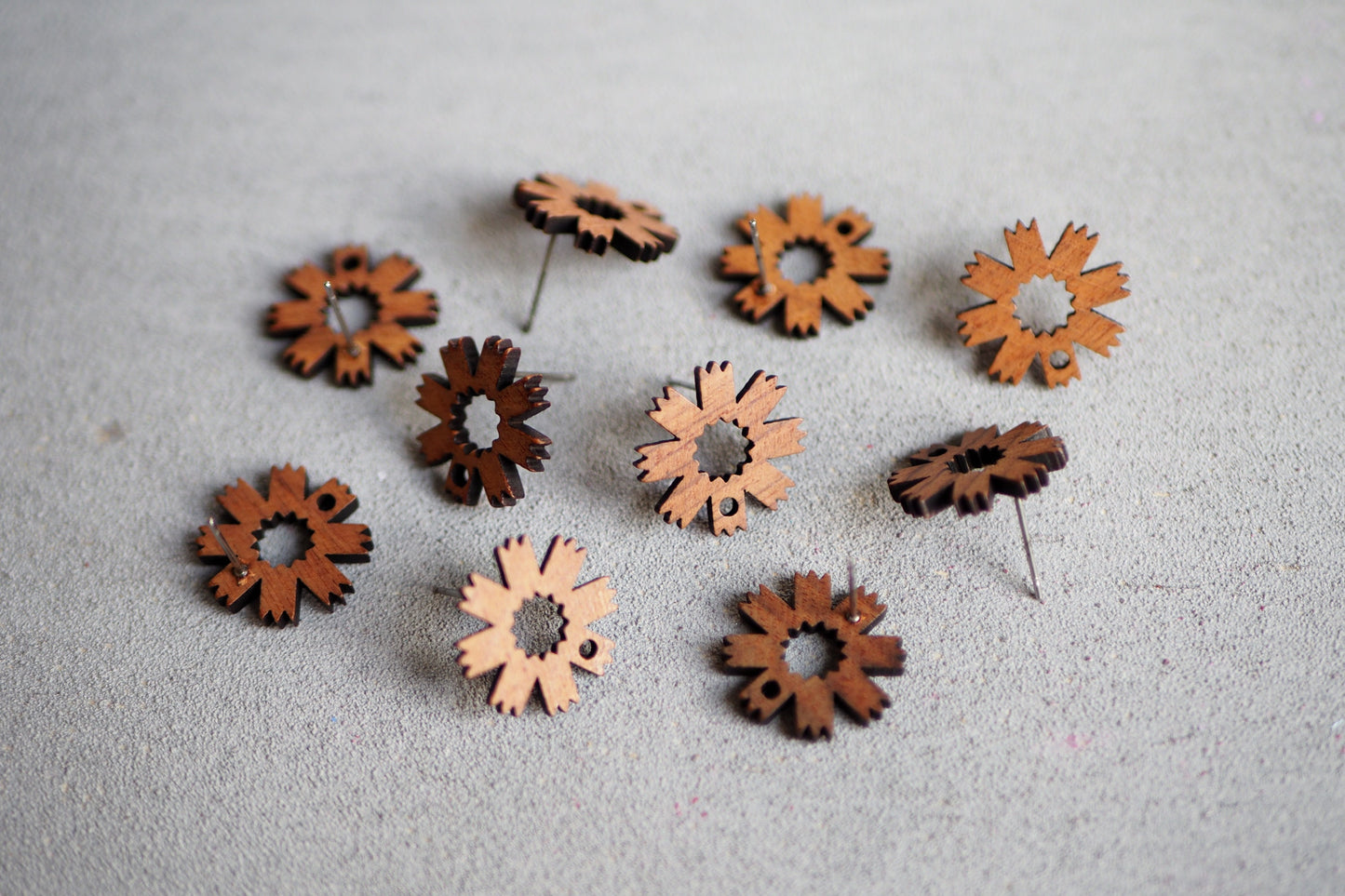 10x Holz Ohrstecker Blümenförmig, 17mm, Blumenform Blumen Blüte, Schmuckzubehör für DIY Schmuck, Walnuss Holz Ohrringe Ohrschmuck