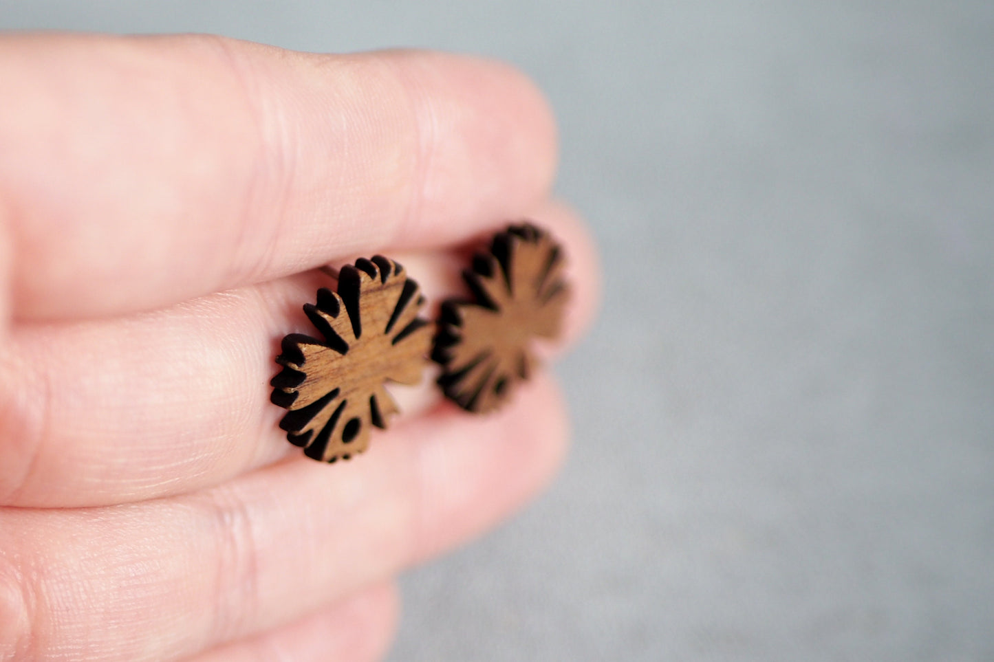 10x Holz Ohrstecker Blümenförmig, 17mm, Blumenform Blumen Blüte, Schmuckzubehör für DIY Schmuck, Walnuss Holz Ohrringe Ohrschmuck