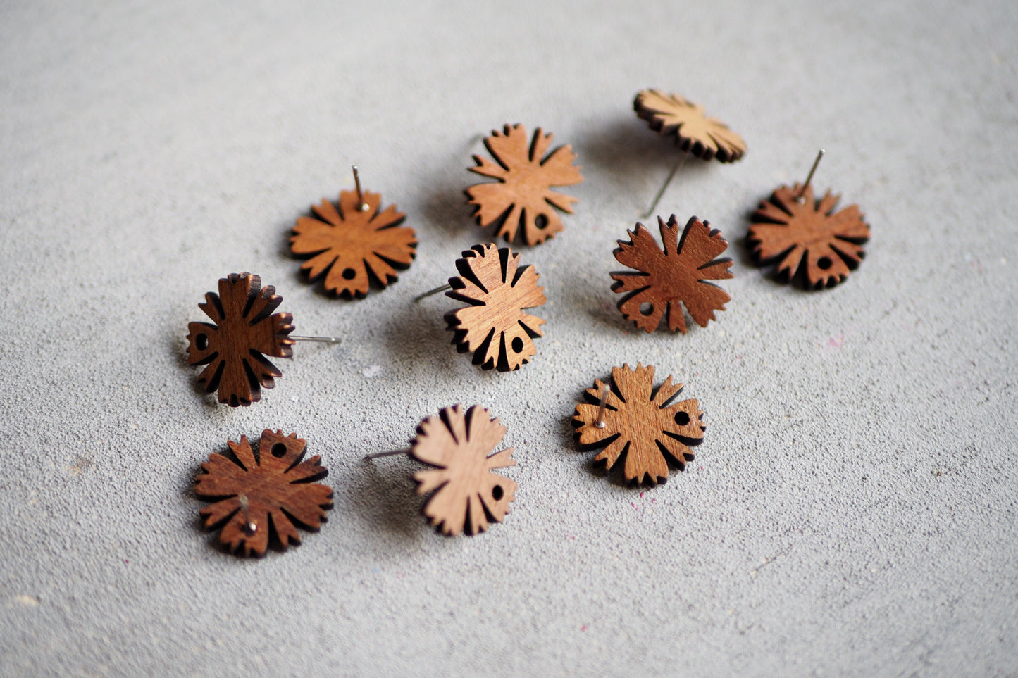10x Holz Ohrstecker Blümenförmig, 17mm, Blumenform Blumen Blüte, Schmuckzubehör für DIY Schmuck, Walnuss Holz Ohrringe Ohrschmuck