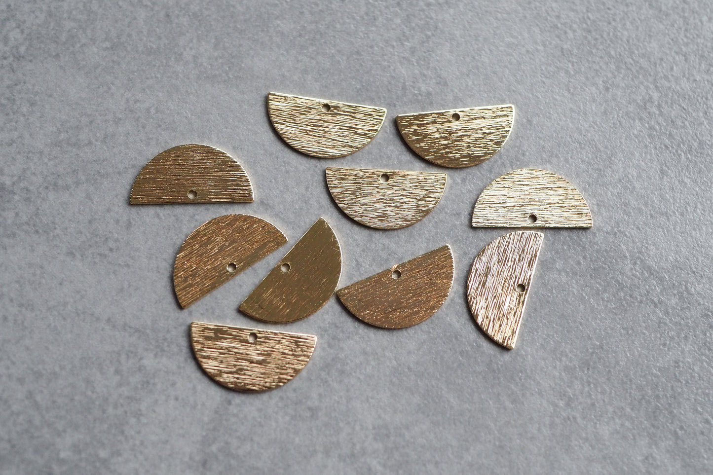 10 halbrunde Messing Elemente echt 18 Karat vergoldet bzw. platiniert, Anhänger o. Verbinder, Halbkreis, gebürstetes Messing, Schmuckzubehör