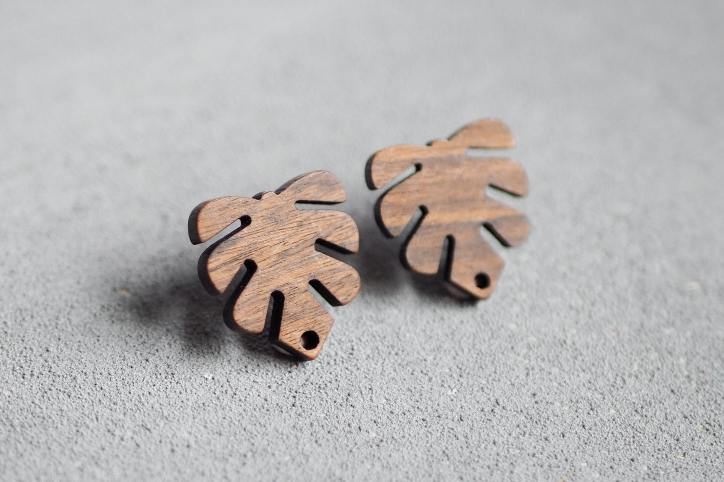 10x Holz Ohrstecker in Blattform 20mm, Monstera Fensterblatt, Schmuckzubehör für DIY Schmuck, Walnuss Holz Ohrringe Ohrschmuck