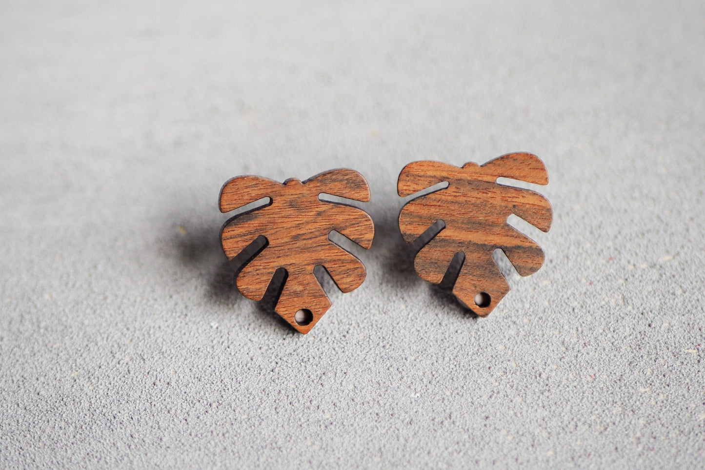 10x Holz Ohrstecker in Blattform 20mm, Monstera Fensterblatt, Schmuckzubehör für DIY Schmuck, Walnuss Holz Ohrringe Ohrschmuck