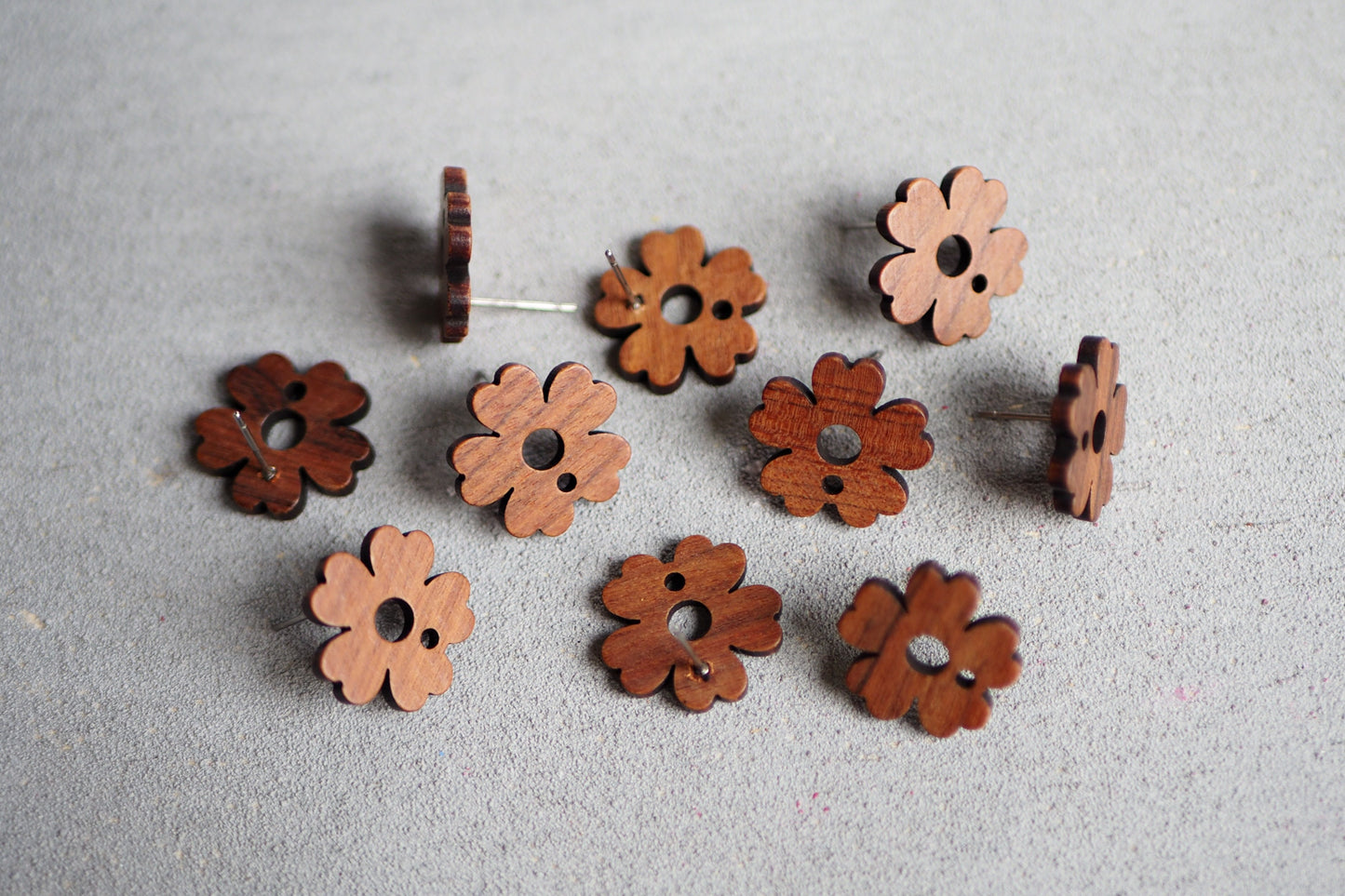 10x Holz Blumen Ohrstecker, 18mm, Blumenform Blume Blüte, Schmuckzubehör für DIY Schmuck, Walnuss Holz Ohrringe Ohrschmuck