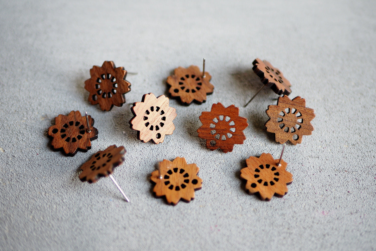 10x Holz Ohrstecker in Blütenform, 17,5mm, Blumenform Blume Blüte, Schmuckzubehör für DIY Schmuck, Walnuss Holz Ohrringe Ohrschmuck