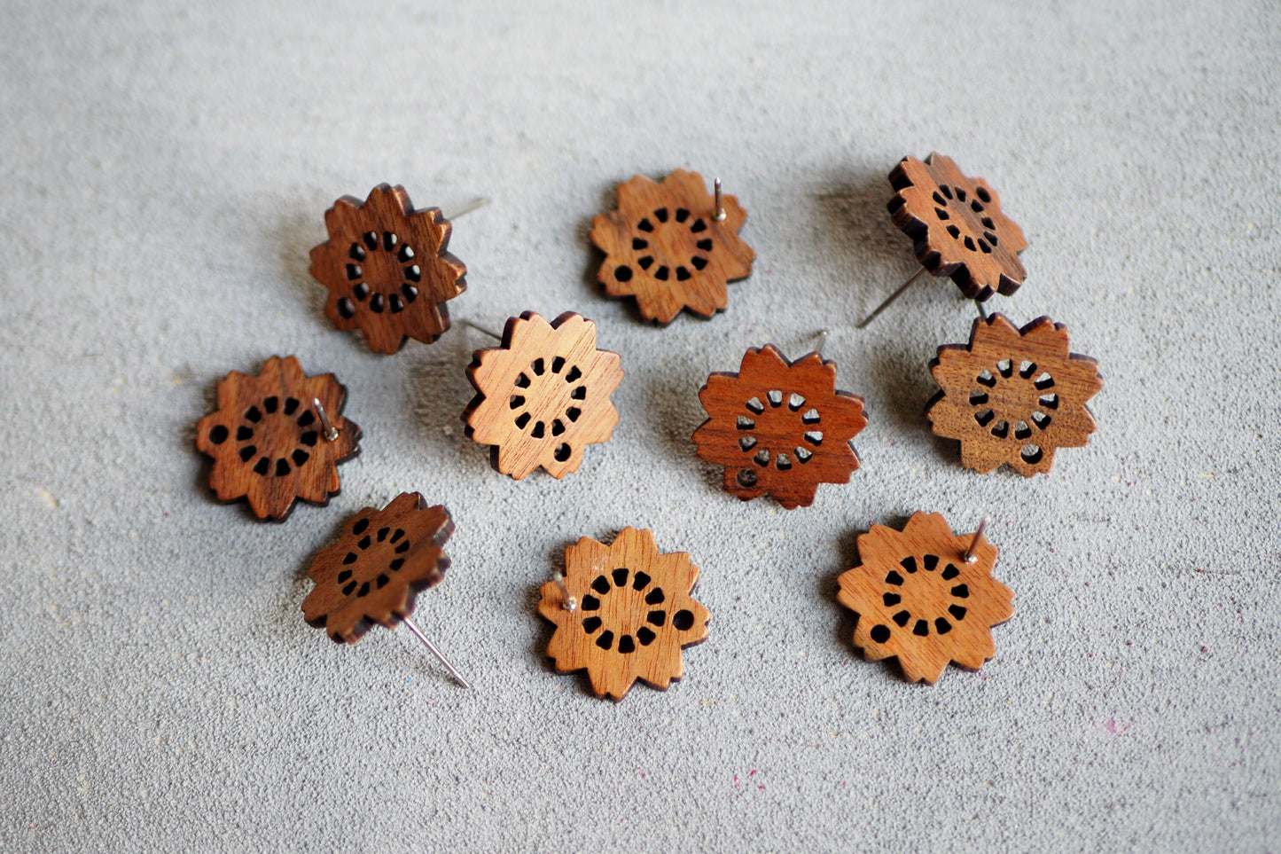10x Holz Ohrstecker in Blütenform, 17,5mm, Blumenform Blume Blüte, Schmuckzubehör für DIY Schmuck, Walnuss Holz Ohrringe Ohrschmuck