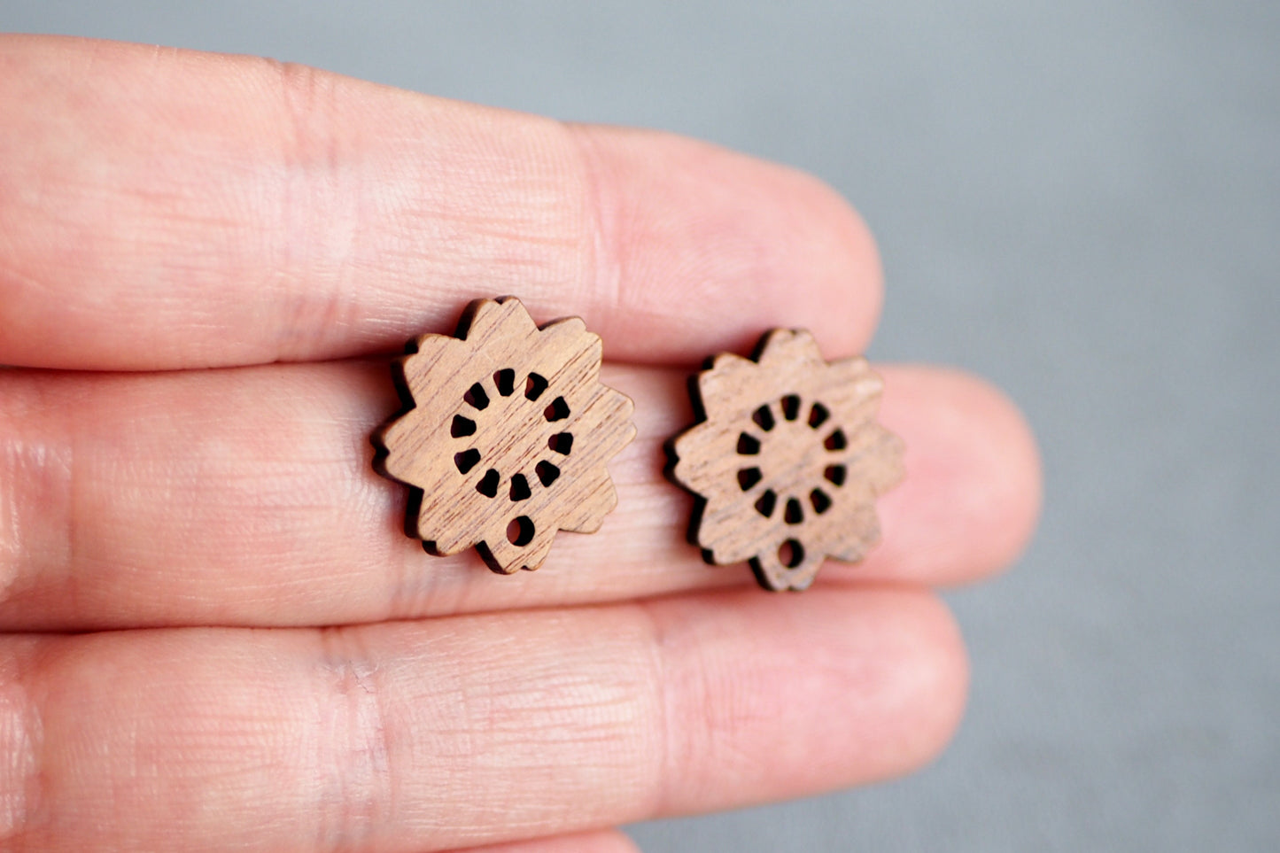 10x Holz Ohrstecker in Blütenform, 17,5mm, Blumenform Blume Blüte, Schmuckzubehör für DIY Schmuck, Walnuss Holz Ohrringe Ohrschmuck