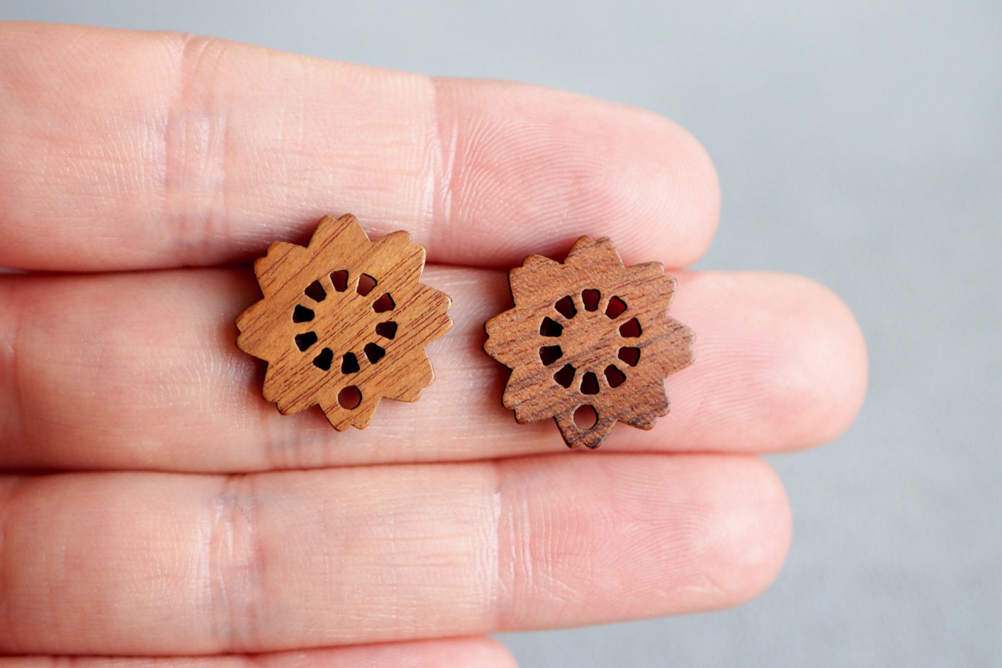 10x Holz Ohrstecker in Blütenform, 17,5mm, Blumenform Blume Blüte, Schmuckzubehör für DIY Schmuck, Walnuss Holz Ohrringe Ohrschmuck