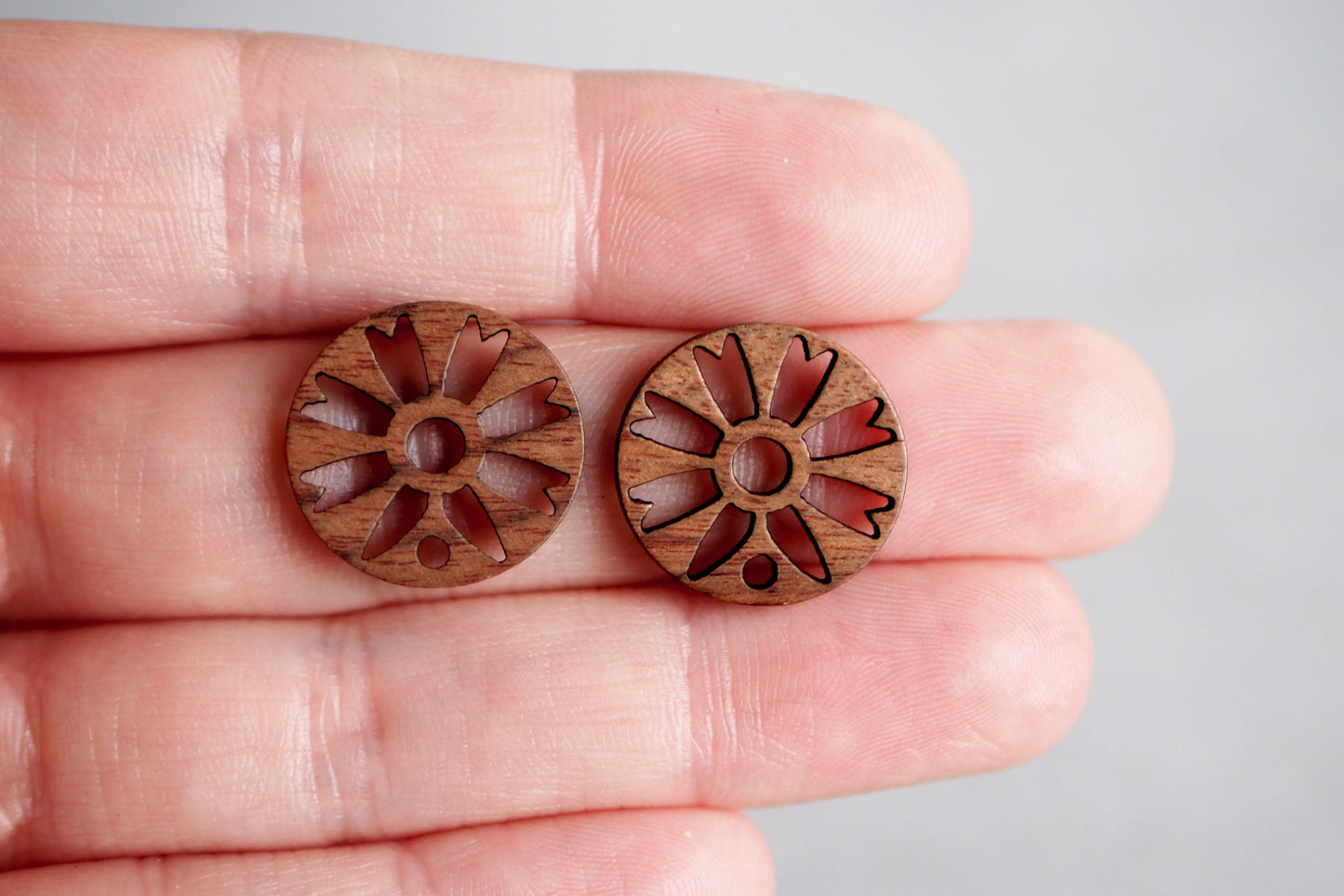 10x Holz Ohrstecker kreisförmige Blume, 17,5mm, Blumenform Blumen Blüte, Schmuckzubehör für DIY Schmuck, Walnuss Holz Ohrringe Ohrschmuck