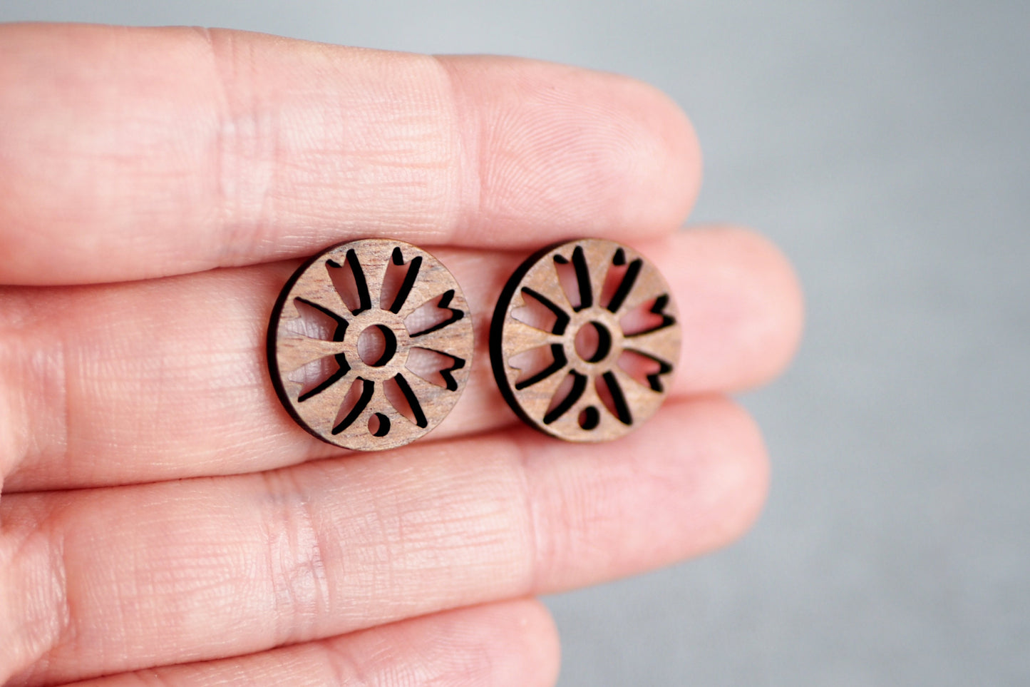 10x Holz Ohrstecker kreisförmige Blume, 17,5mm, Blumenform Blumen Blüte, Schmuckzubehör für DIY Schmuck, Walnuss Holz Ohrringe Ohrschmuck