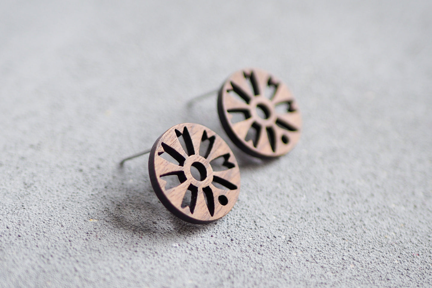 10x Holz Ohrstecker kreisförmige Blume, 17,5mm, Blumenform Blumen Blüte, Schmuckzubehör für DIY Schmuck, Walnuss Holz Ohrringe Ohrschmuck
