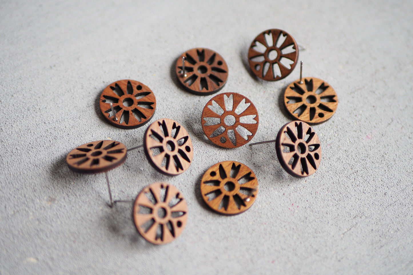 10x Holz Ohrstecker kreisförmige Blume, 17,5mm, Blumenform Blumen Blüte, Schmuckzubehör für DIY Schmuck, Walnuss Holz Ohrringe Ohrschmuck
