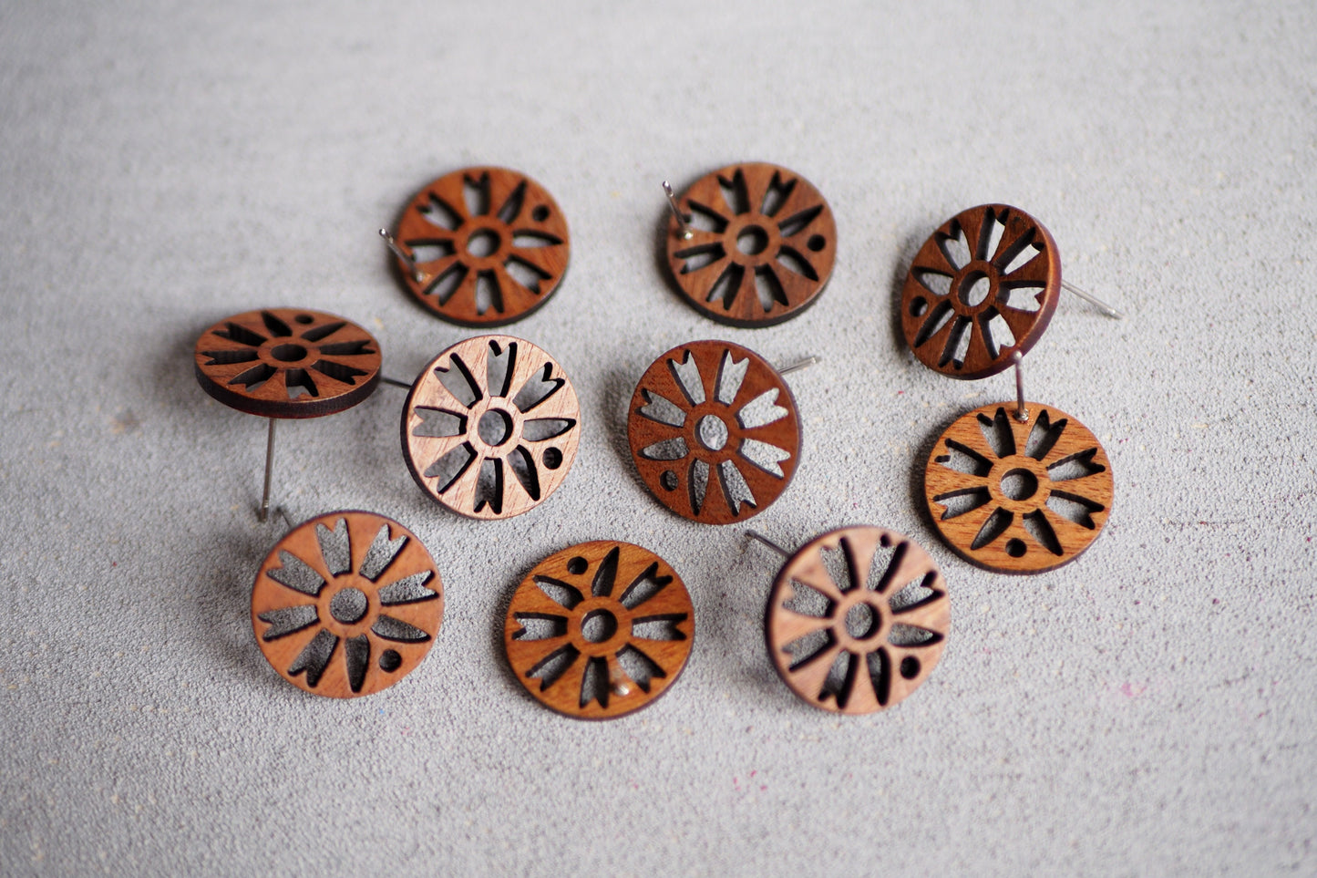 10x Holz Ohrstecker kreisförmige Blume, 17,5mm, Blumenform Blumen Blüte, Schmuckzubehör für DIY Schmuck, Walnuss Holz Ohrringe Ohrschmuck