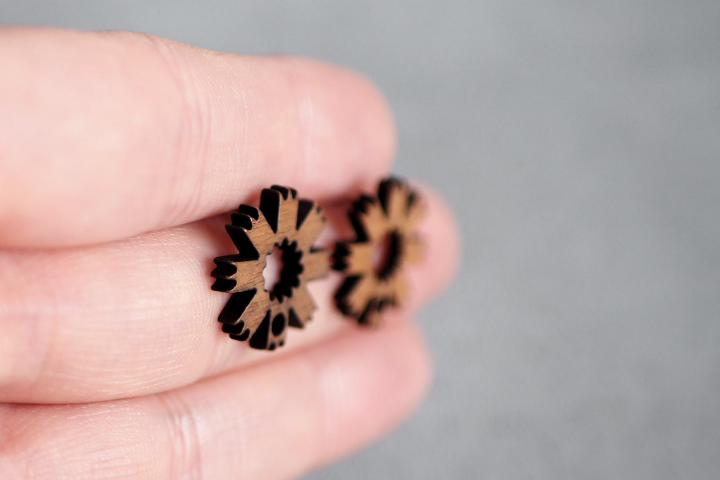 10x Holz Ohrstecker Blümenförmig, 17mm, Blumenform Blumen Blüte, Schmuckzubehör für DIY Schmuck, Walnuss Holz Ohrringe Ohrschmuck