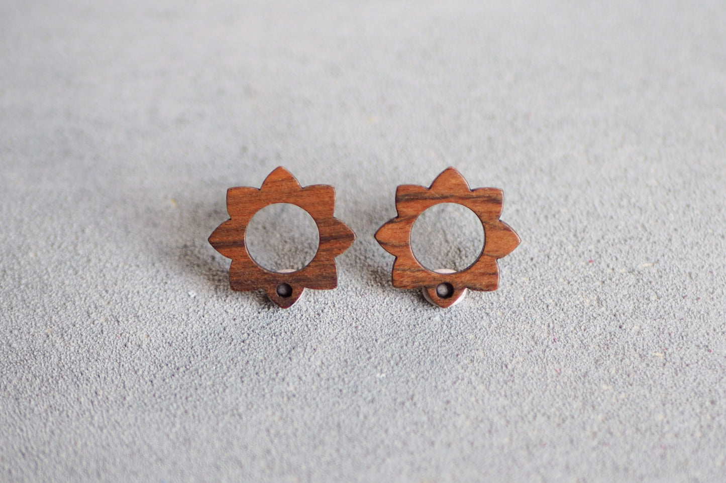 10x Holz Ohrstecker Sonnenblume, 17mm, Blume Blüte Ring Donut, Schmuckzubehör für DIY Schmuck, Walnuss Holz Ohrringe Ohrschmuck