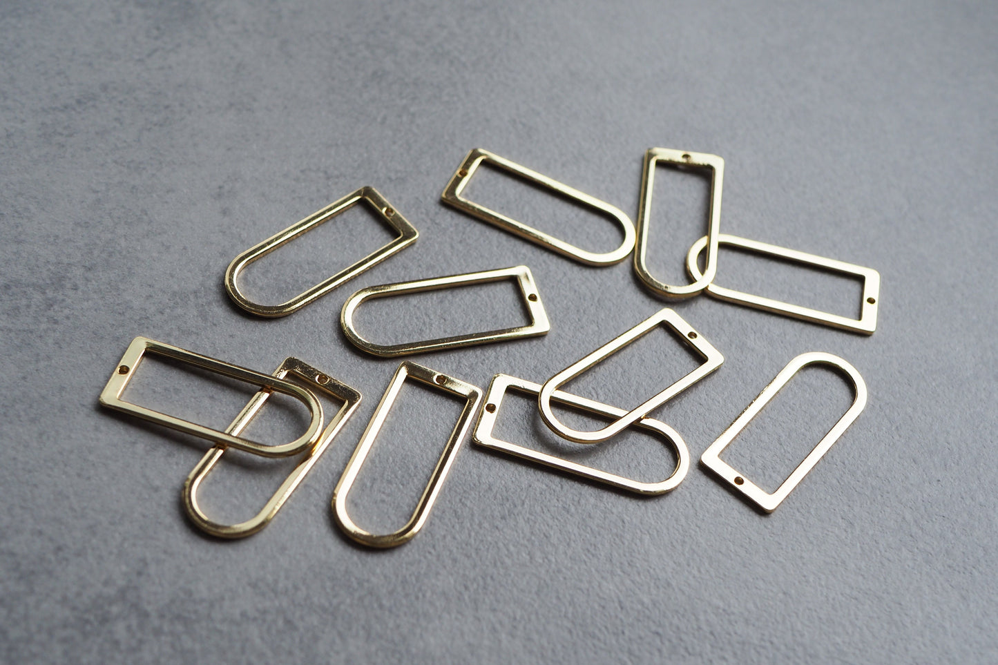 10 Rahmen Anhänger aus Messing, 18 Karat vergoldet bzw. echt platiniert, Bogen Fenster Rechteck, Schmuckzubehör