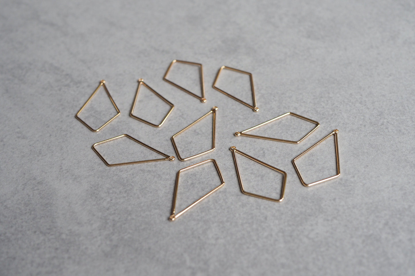 10 rautenförmige Rahmen Anhänger aus Messing, 18 Karat echt vergoldet, 28mm, eckige Tropfen, Charm Schmuckzubehör