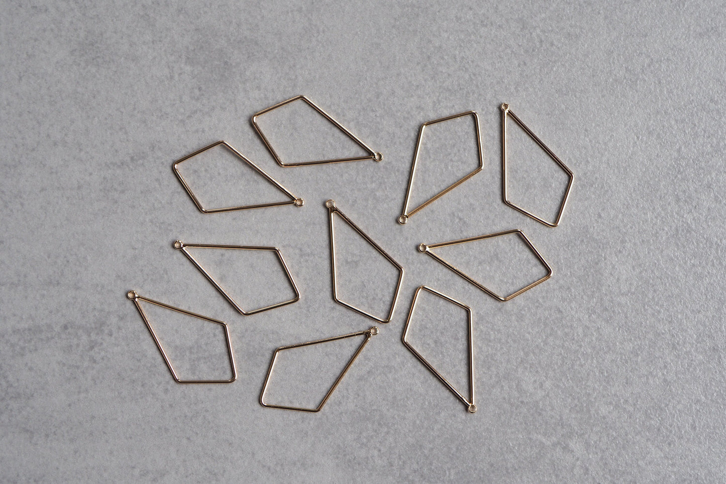 10 rautenförmige Rahmen Anhänger aus Messing, 18 Karat echt vergoldet, 28mm, eckige Tropfen, Charm Schmuckzubehör