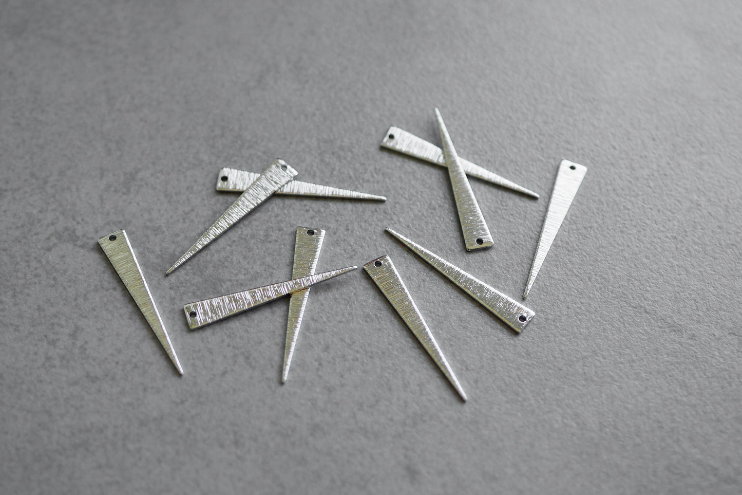 10 dreieckige Anhänger aus gebürstetem Messing, echt vergoldet o. platiniert, Gold Silber, geometrisch langes Dreieck, Schmuckzubehör