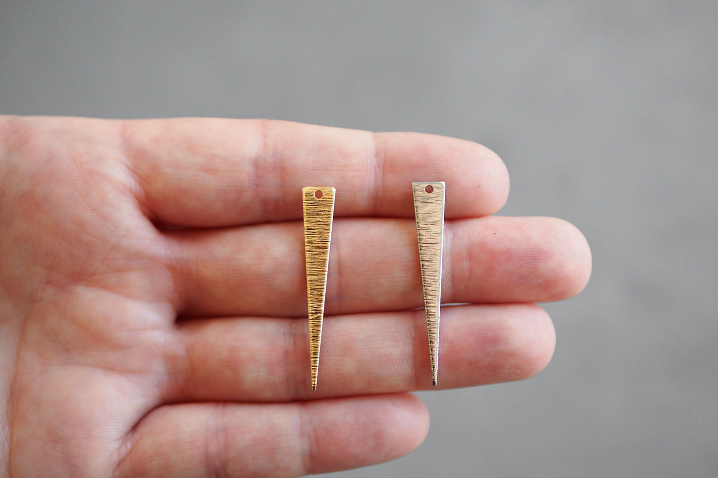 10 dreieckige Anhänger aus gebürstetem Messing, echt vergoldet o. platiniert, Gold Silber, geometrisch langes Dreieck, Schmuckzubehör