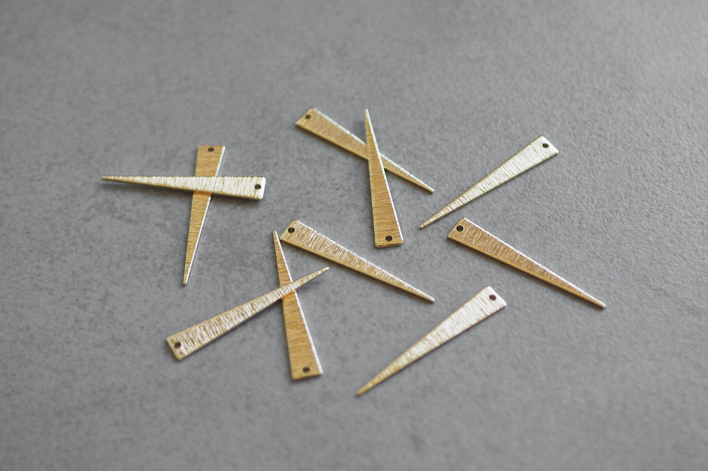 10 dreieckige Anhänger aus gebürstetem Messing, echt vergoldet o. platiniert, Gold Silber, geometrisch langes Dreieck, Schmuckzubehör