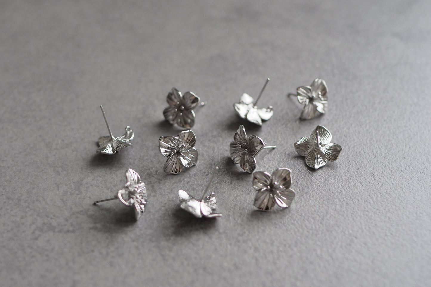 5 Paar Blumen Ohrstecker aus Messing mit Öse, 18 Karat vergoldet o. platiniert, Blüten Frühling Ohrringe, Gold oder Silber, Schmuckzubehör