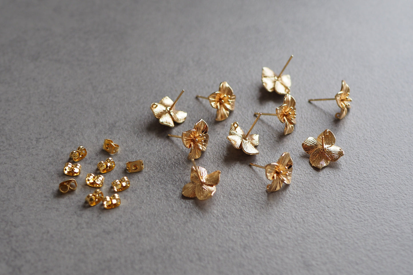 5 Paar Blumen Ohrstecker aus Messing mit Öse, 18 Karat vergoldet o. platiniert, Blüten Frühling Ohrringe, Gold oder Silber, Schmuckzubehör