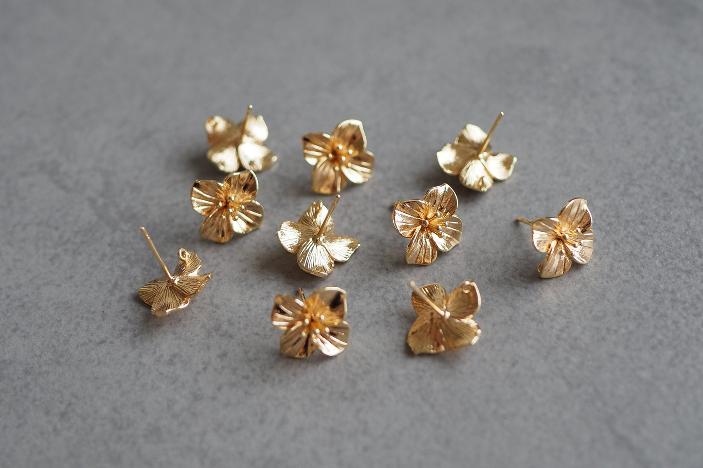 5 Paar Blumen Ohrstecker aus Messing mit Öse, 18 Karat vergoldet o. platiniert, Blüten Frühling Ohrringe, Gold oder Silber, Schmuckzubehör