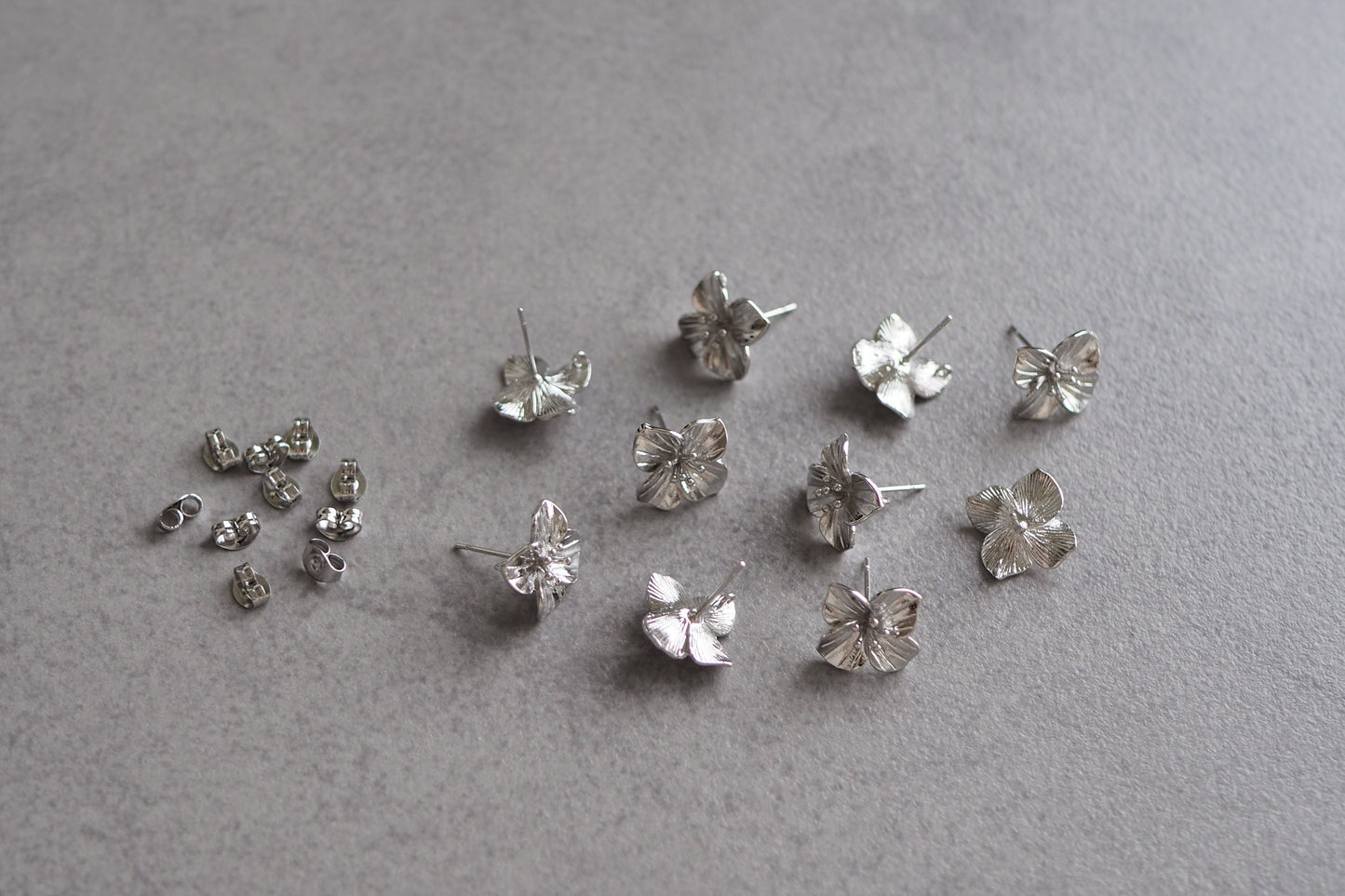 5 Paar Blumen Ohrstecker aus Messing mit Öse, 18 Karat vergoldet o. platiniert, Blüten Frühling Ohrringe, Gold oder Silber, Schmuckzubehör