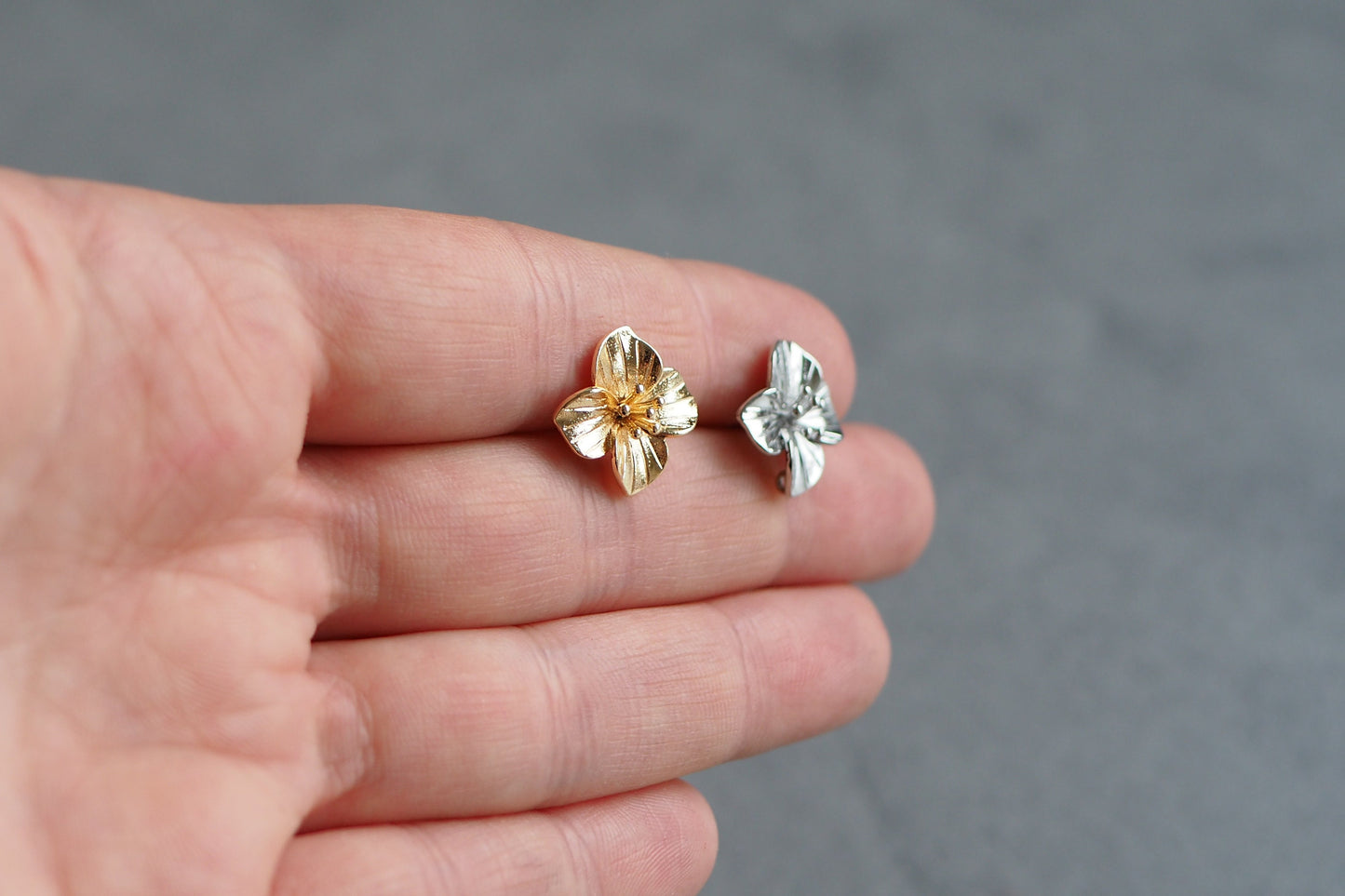 5 Paar Blumen Ohrstecker aus Messing mit Öse, 18 Karat vergoldet o. platiniert, Blüten Frühling Ohrringe, Gold oder Silber, Schmuckzubehör