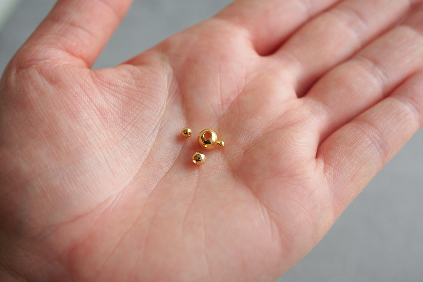 50 Stk. runde Perlen aus Messing, 18 Karat echt vergoldet, 2/3/4/5mm, Spacer Perle Metallperle Kugel Zwischenperle Gold Schmuckzubehör