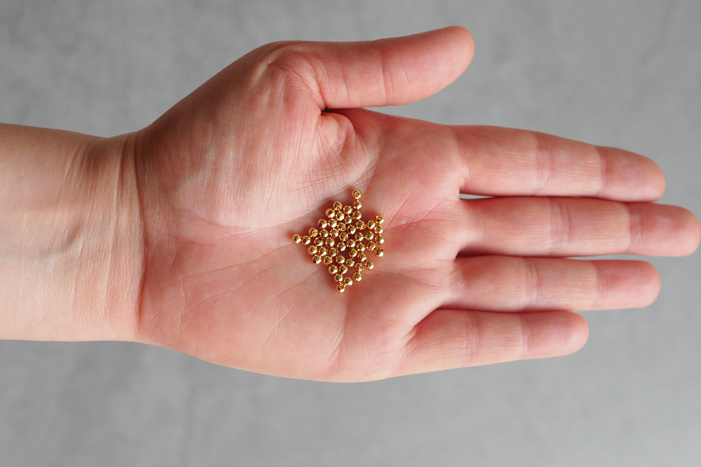 50 Stk. runde Perlen aus Messing, 18 Karat echt vergoldet, 2/3/4/5mm, Spacer Perle Metallperle Kugel Zwischenperle Gold Schmuckzubehör