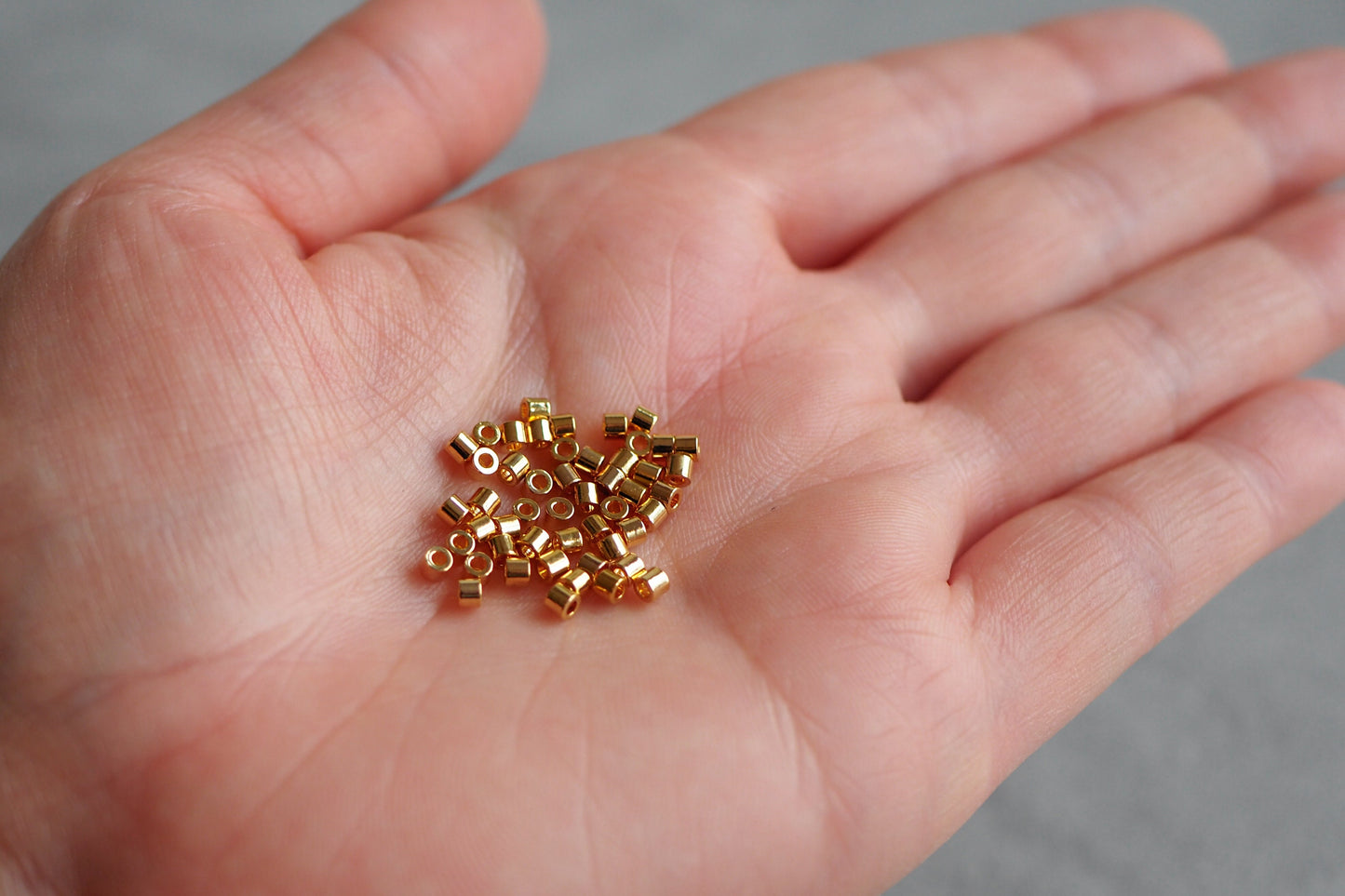 50 Stk. Perlen aus Messing 18 Karat echt vergoldet 2,5mm, Zwischenperle Gold Schmuckzubehör, Spacer Perle Metallperle Rohr Walze Säule
