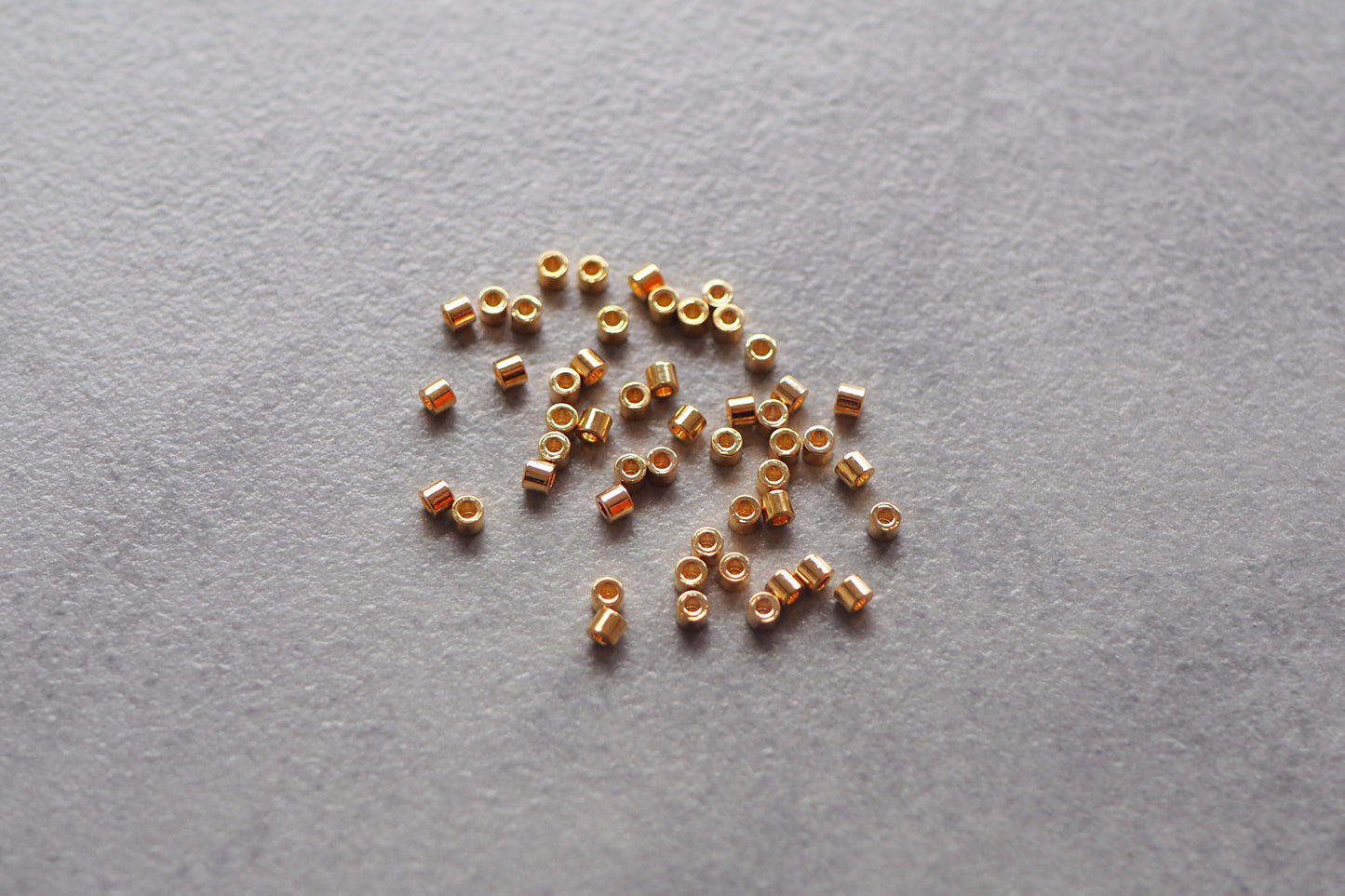 50 Stk. Perlen aus Messing 18 Karat echt vergoldet 2,5mm, Zwischenperle Gold Schmuckzubehör, Spacer Perle Metallperle Rohr Walze Säule
