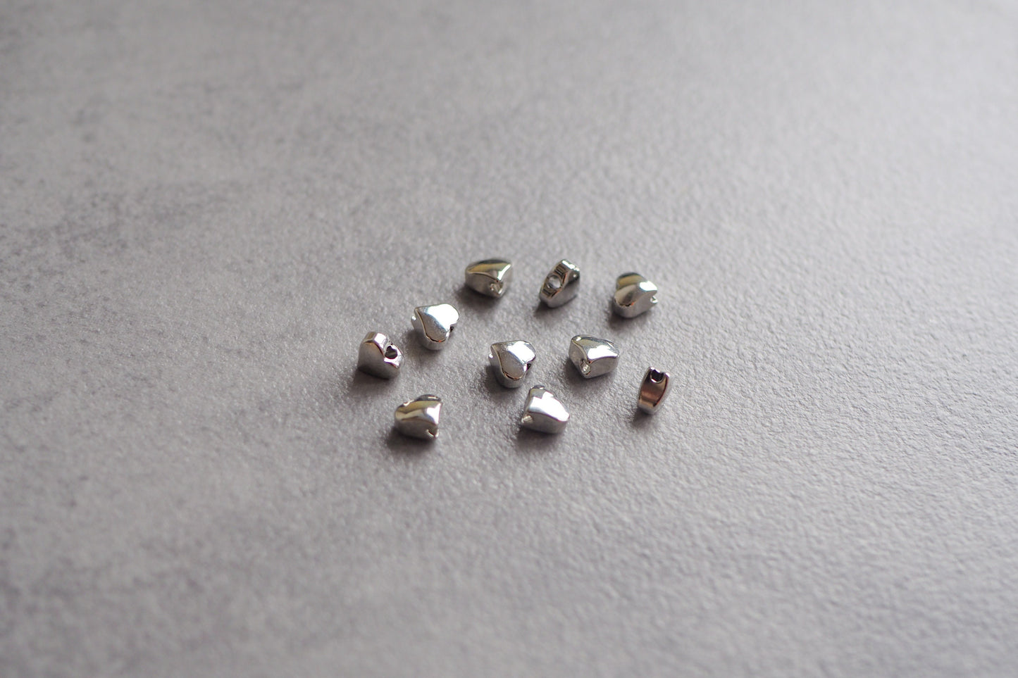 10 Stk. Herz Perlen aus Messing, 18 Karat echt vergoldet, 5mm x 6mm, Spacer Perle Metallperle herzförmig Zwischenperle Gold Schmuckzubehör