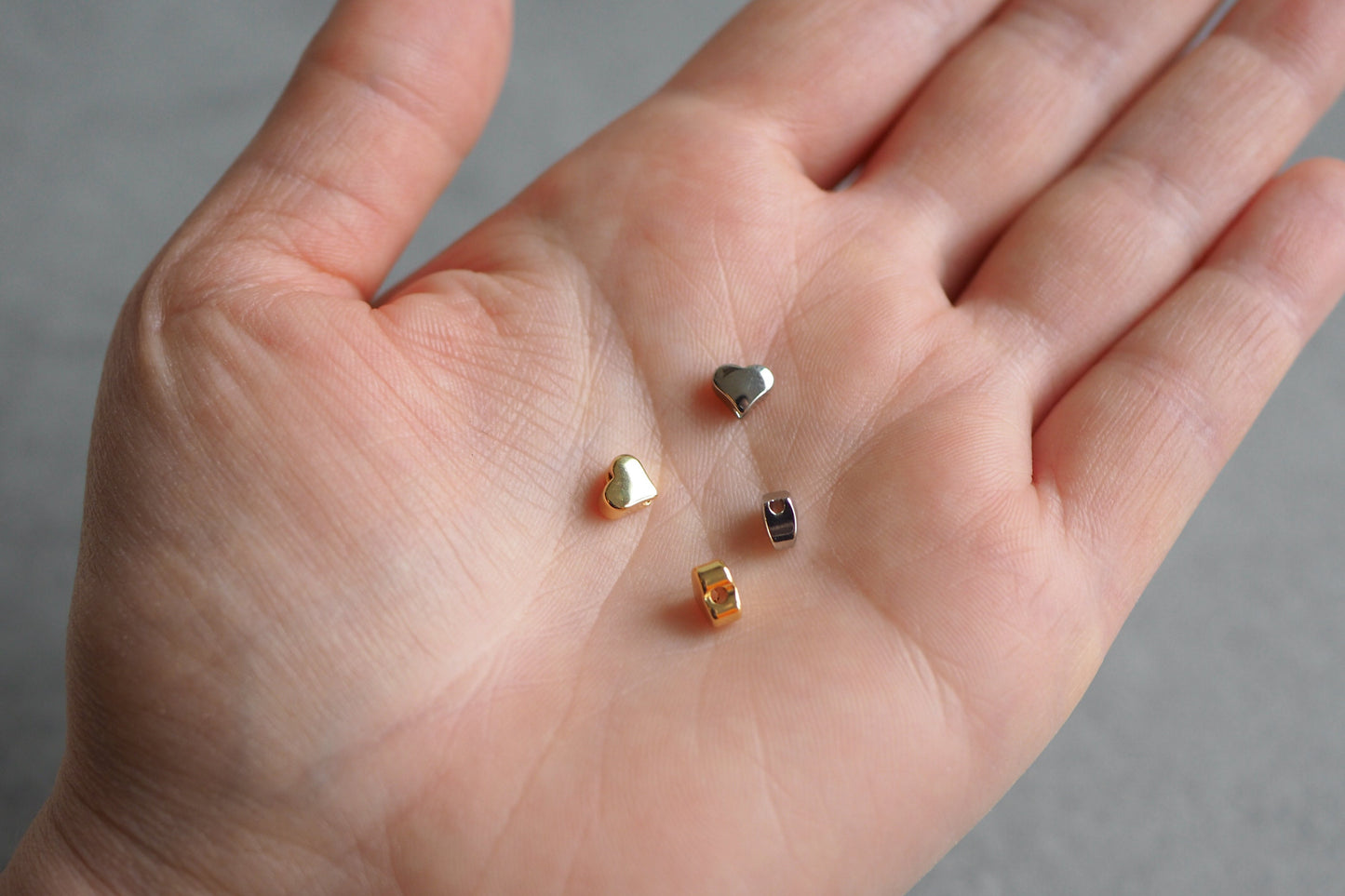 10 Stk. Herz Perlen aus Messing, 18 Karat echt vergoldet, 5mm x 6mm, Spacer Perle Metallperle herzförmig Zwischenperle Gold Schmuckzubehör