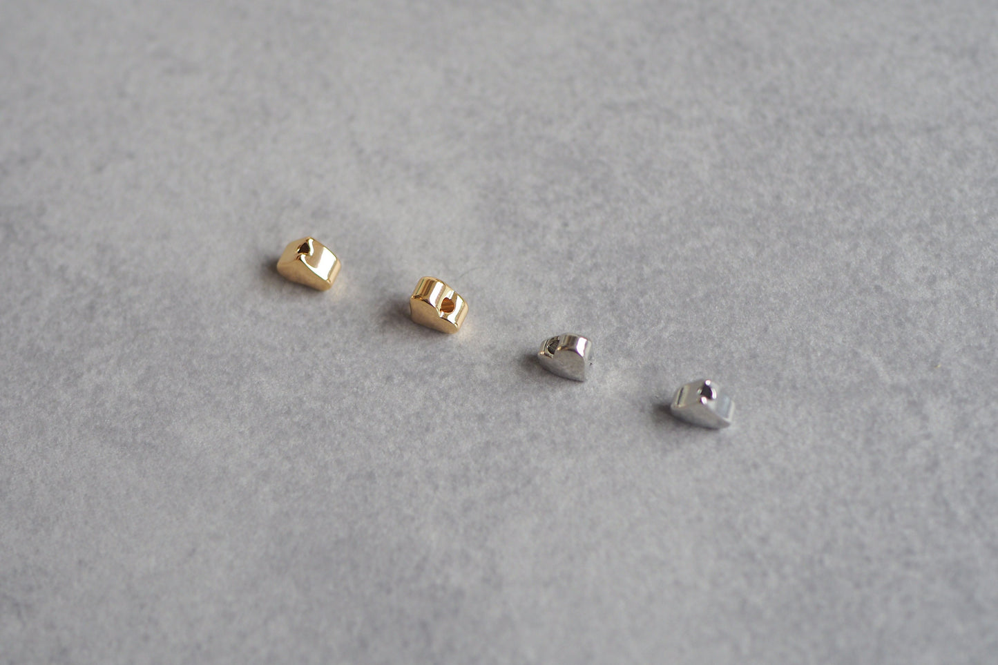 10 Stk. Herz Perlen aus Messing, 18 Karat echt vergoldet, 5mm x 6mm, Spacer Perle Metallperle herzförmig Zwischenperle Gold Schmuckzubehör