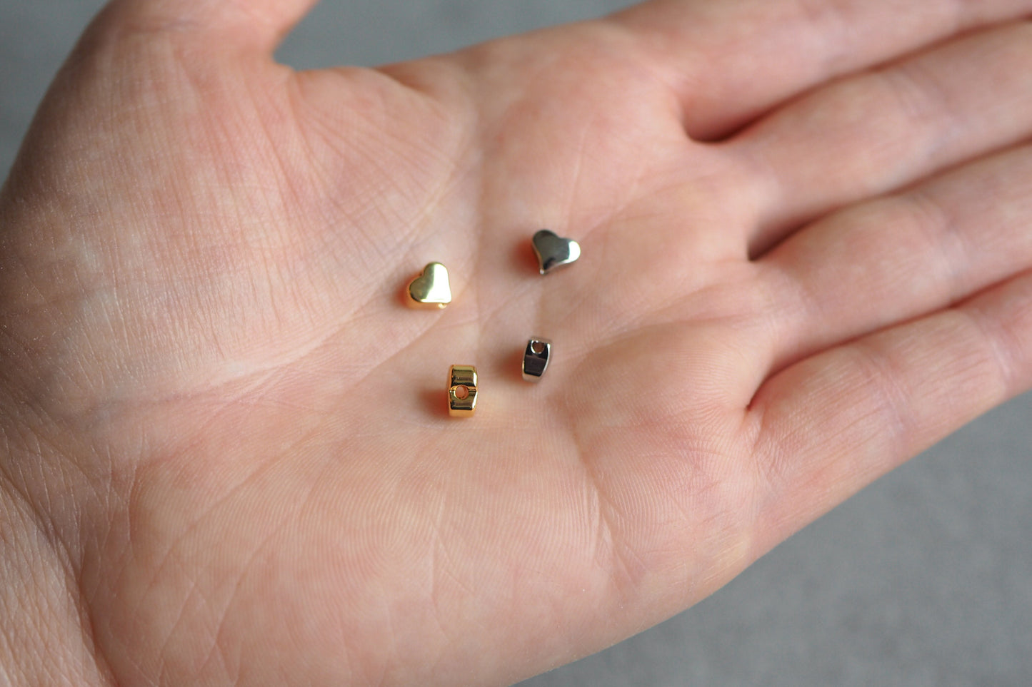 10 Stk. Herz Perlen aus Messing, 18 Karat echt vergoldet, 5mm x 6mm, Spacer Perle Metallperle herzförmig Zwischenperle Gold Schmuckzubehör
