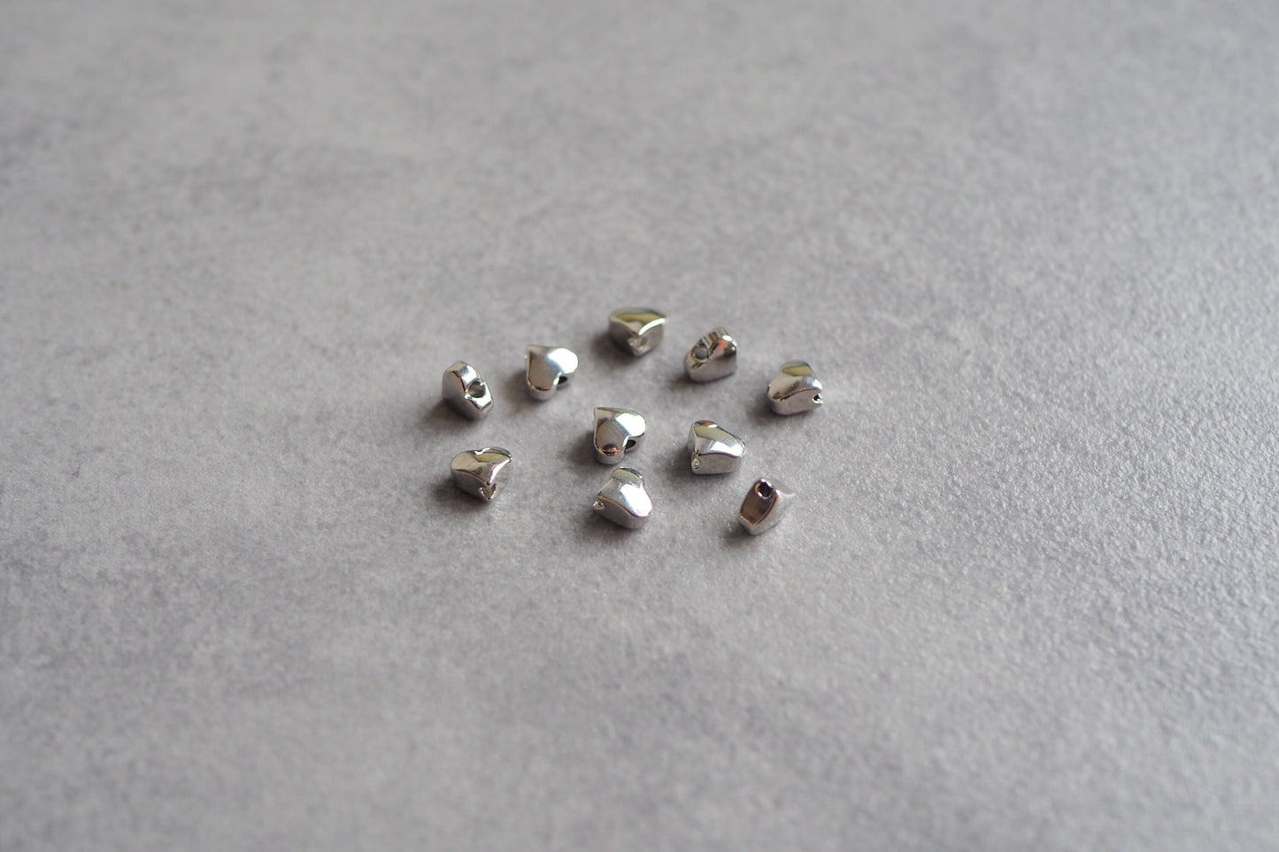 10 Stk. Herz Perlen aus Messing, 18 Karat echt vergoldet, 5mm x 6mm, Spacer Perle Metallperle herzförmig Zwischenperle Gold Schmuckzubehör