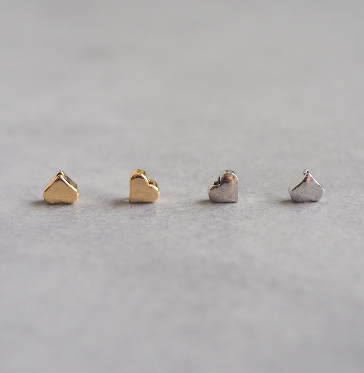 10 Stk. Herz Perlen aus Messing, 18 Karat echt vergoldet, 5mm x 6mm, Spacer Perle Metallperle herzförmig Zwischenperle Gold Schmuckzubehör