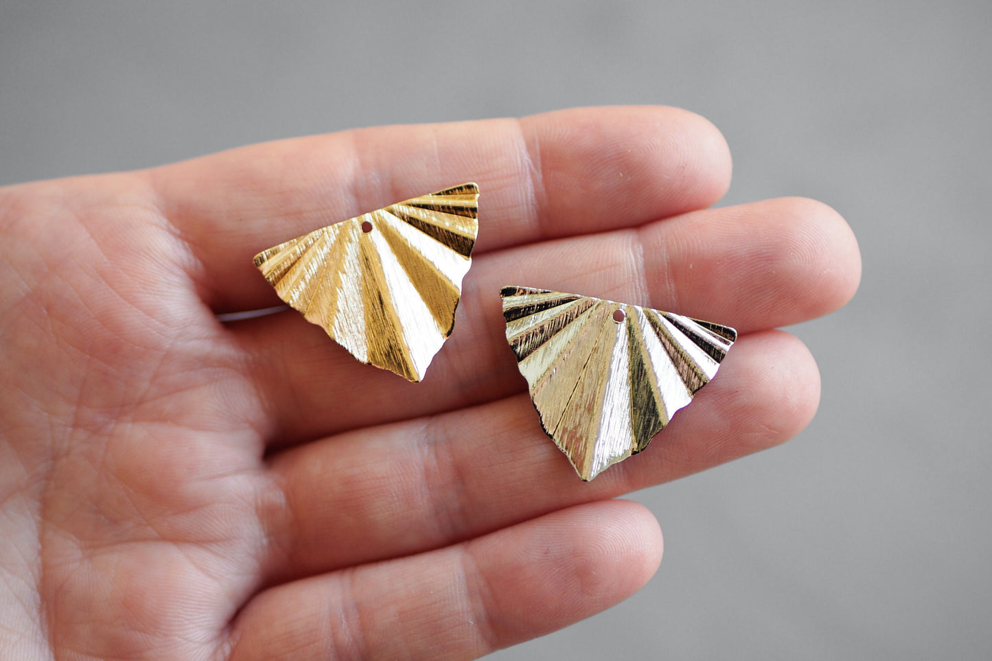 10 Fächer Anhänger aus gebürstetem Messing, echt vergoldet o. platiniert, Gold Silber, Strahlen Falten Dreieck Linien, Schmuckzubehör